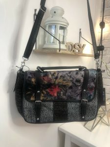 Lee más sobre el artículo Tweed Floral Cross Body Bag CASA DI BORSE BNWT