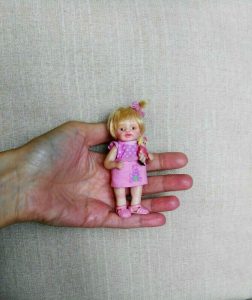 Lee más sobre el artículo MUÑECA  OOAK. MINIATURA CASA MUÑECAS- OOAK DOLL MINIATURE HANDMADE DOLL HAUSE-