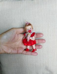 Lee más sobre el artículo MUÑECA  A MANO MINIATURA CASA MUÑECAS- OOAK DOLL MINIATURE HANDMADE DOLL HAUSE-