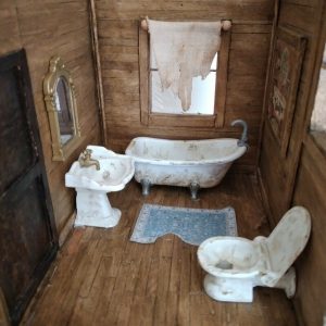 Lee más sobre el artículo PLAYMOBIL CUSTOM. BAÑO CASA ABANDONADA. DIORAMA