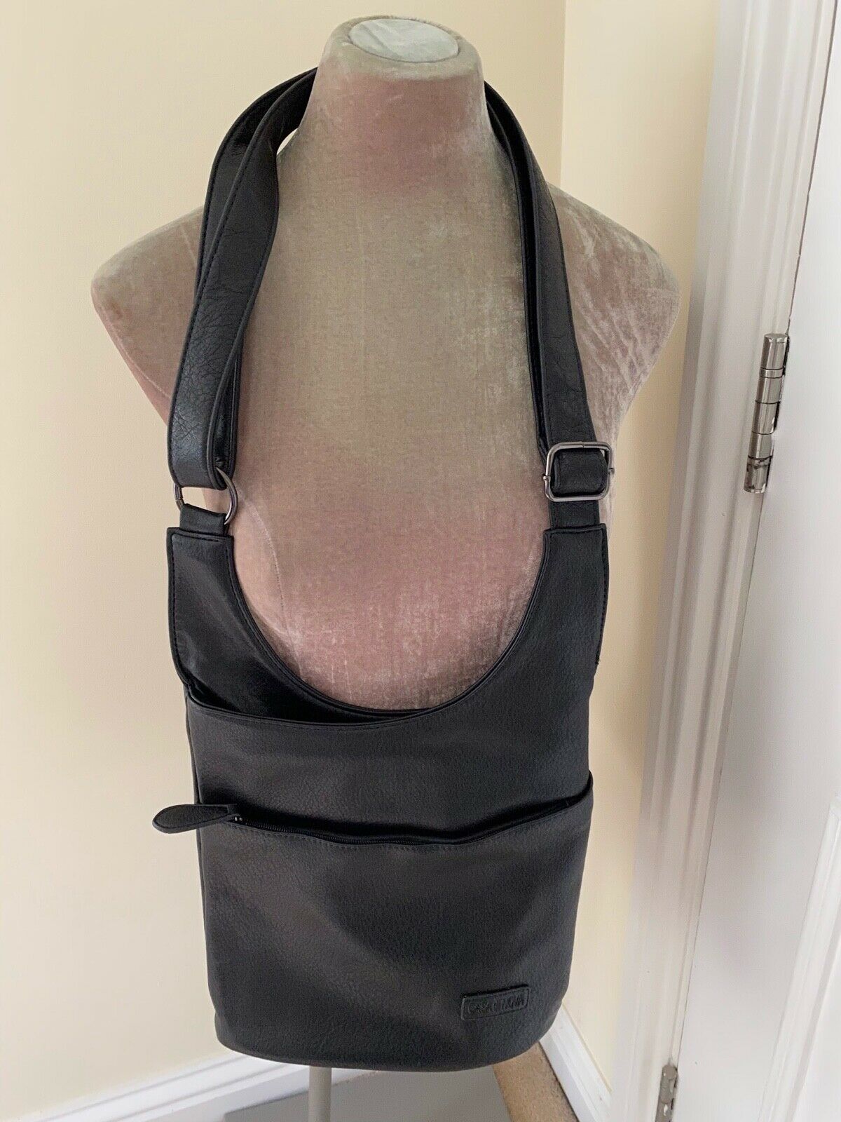 En este momento estás viendo BNWT CASA DI NOVA BLACK SHOULDER OR CROSSBODY ZIP FASTENING HANDBAG!!