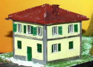 Lee más sobre el artículo CLM ART.8202 CASETTA A DUE PIANI CON TETTO A QUATTRO SPIOVENTI