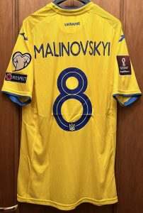 Lee más sobre el artículo MAGLIA UCRAINA MALINOVSKYI 2021/2022 QUALIFICAZIONI QATAR 2022 Taglia L, CASA
