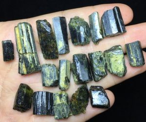 Lee más sobre el artículo 51g a + + Natural Verde Turmalina Espécimen de cristal duro Epidot piedras preciosas Rock R123